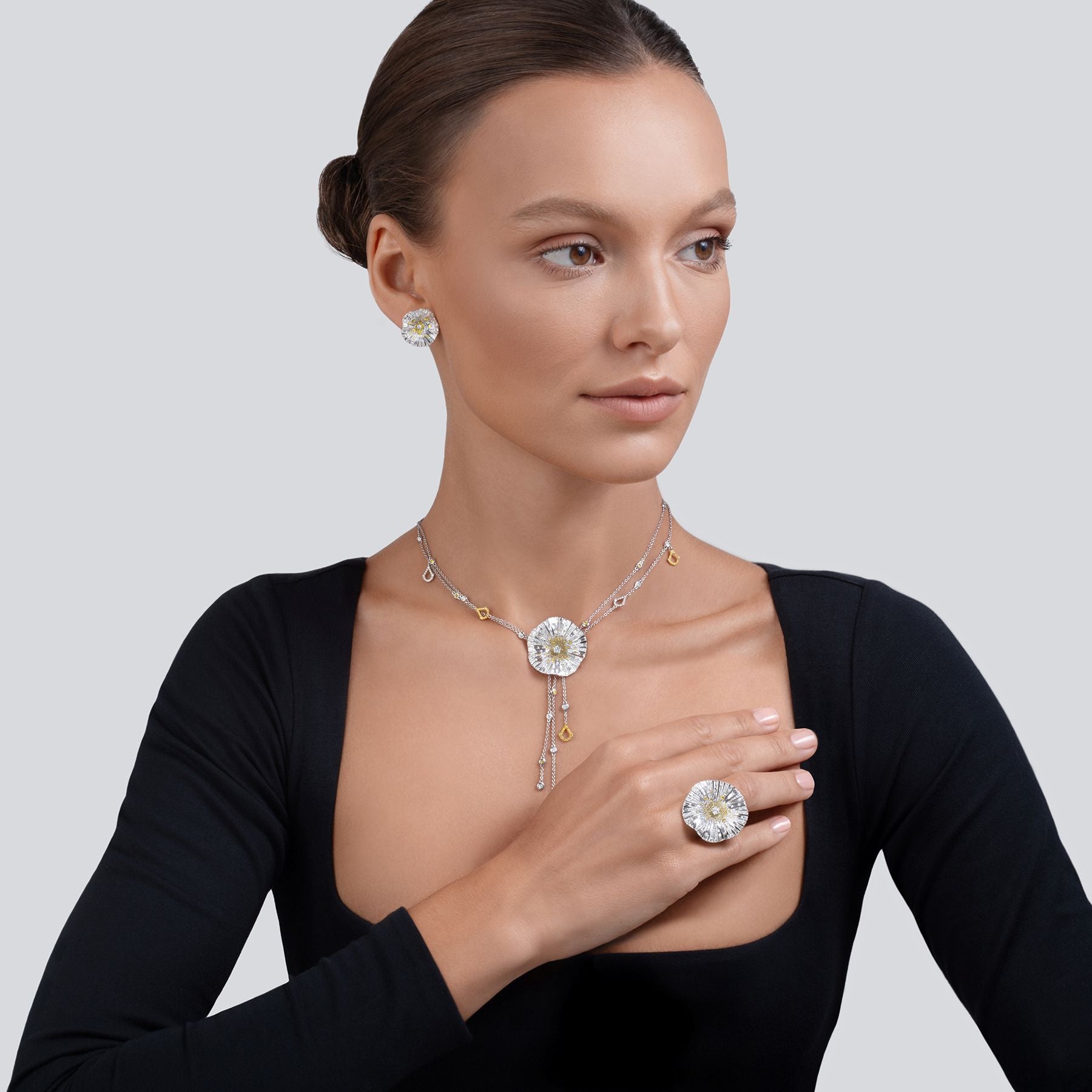 Large Ring with yellow Diamonds